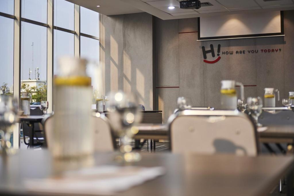 Hi Hotel Senen Jakarta Buitenkant foto