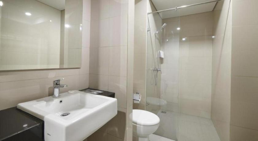 Hi Hotel Senen Jakarta Buitenkant foto