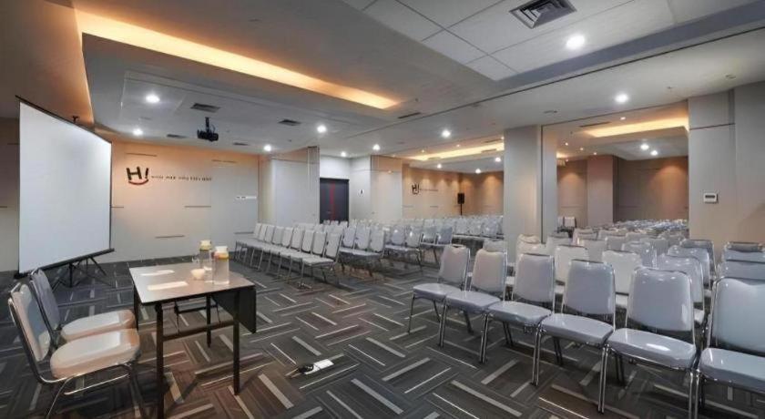 Hi Hotel Senen Jakarta Buitenkant foto